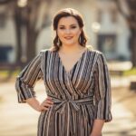 Portrét sebevědomé ženy s nadváhou v přírodním světle, oblečené ve stylovém modelujícím outfitu.