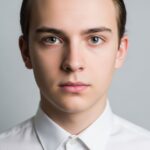 Portrét mladého dospělého v bílé košili na šedém pozadí vhodný pro občanský průkaz.